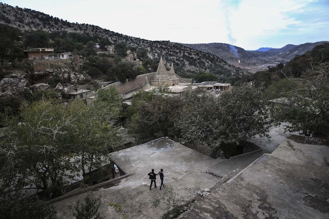 亚兹迪族因为居住在伊拉克北部山区,加上教义规定不能与异族通婚,长久以来形成相对封闭的群体,遗世而独立地生活著。图为亚兹迪族山区的寺庙。