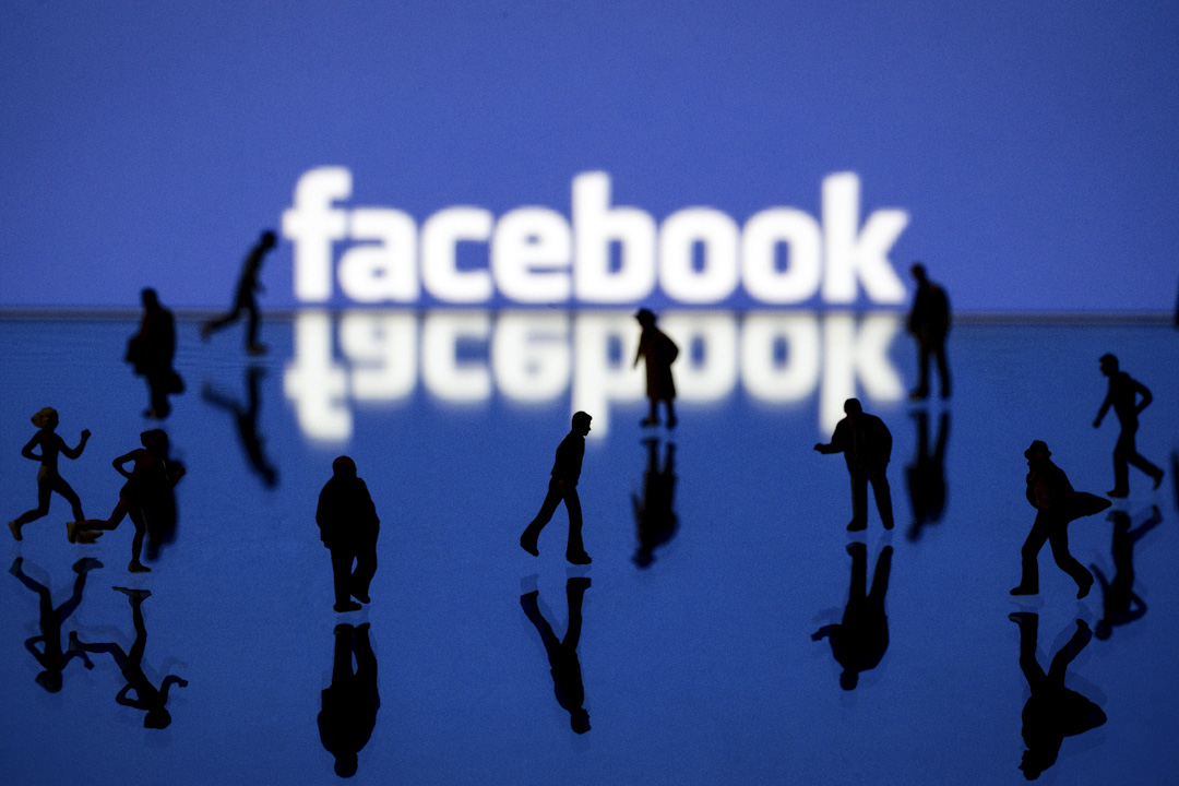 Facebook利用算法重新分發流量,並且號稱這是為用戶提供價值。真的是為了用戶考慮嗎?如果是為了用戶考慮,至少應該允許用戶選擇恢復過去的排序,甚至,可以付錢來選擇過去的自然排序。可惜他們並不提供這種功能,這就是數據被壟斷之後的結果。