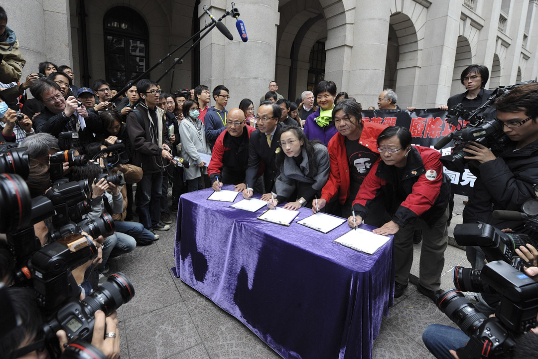 2010年1月,梁國雄連同陳淑莊、梁家傑、黃毓民、陳偉業共五名議員辭職再參予補選,令全港5個選區都需要補選,以「變相公投」為香港政制改革、功能組別的存廢表態。