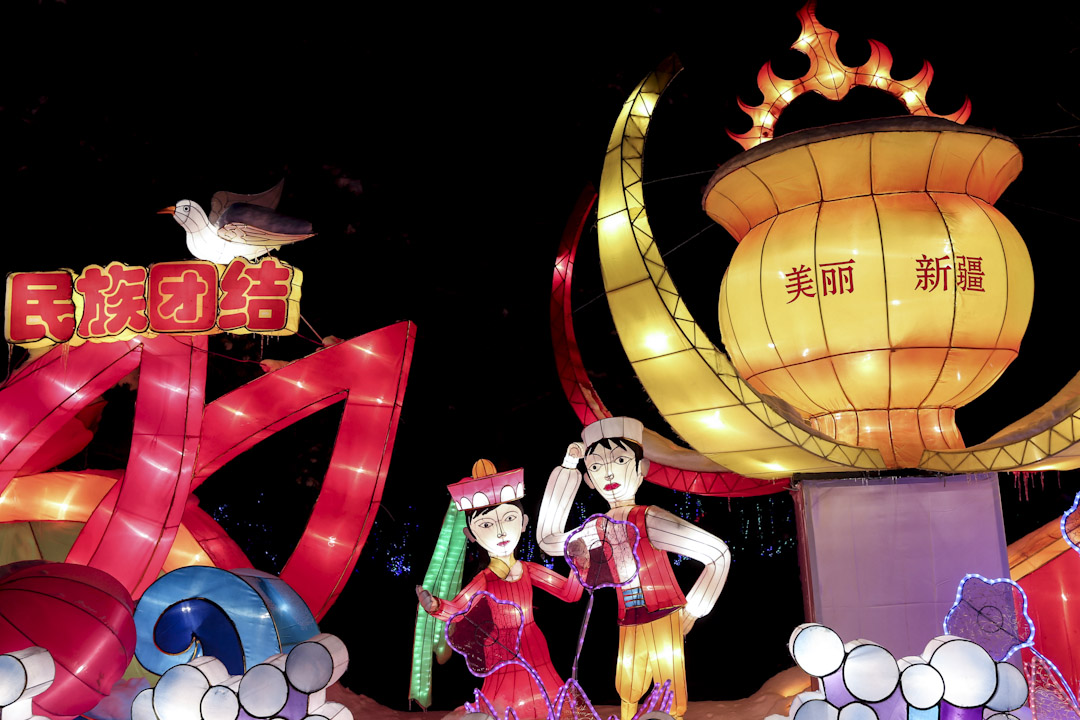 2016年12月26日,烏魯木齊植物園舉行的花燈會上,有包括「民族團結」口號的燈飾。