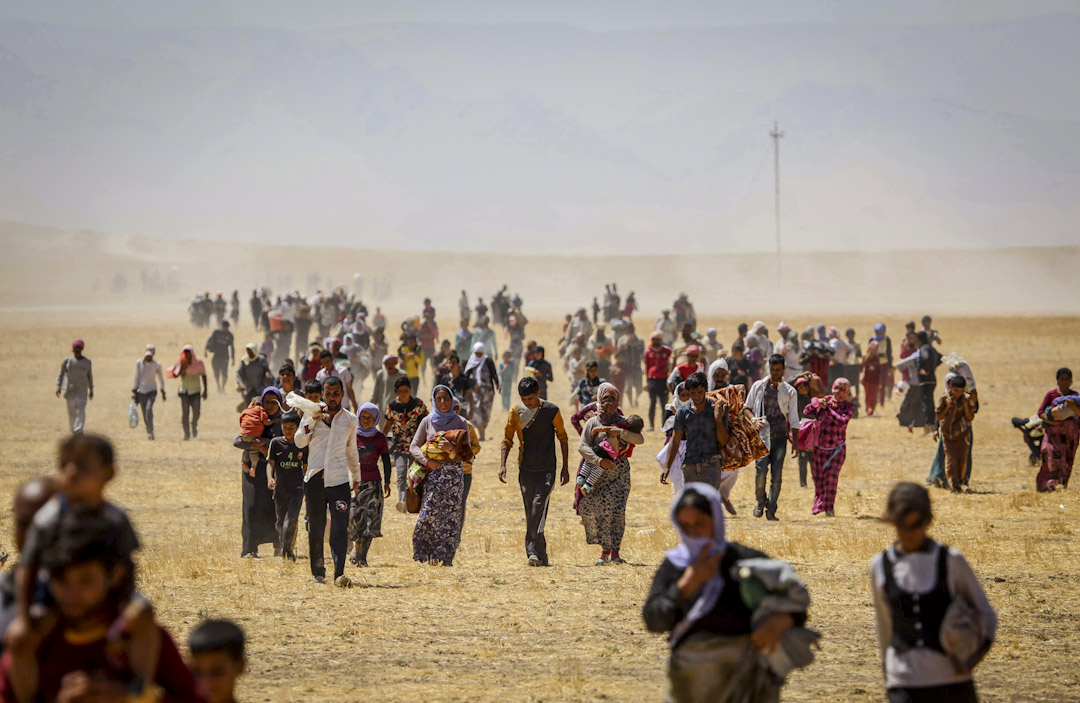 2014年8月9日,因遭到 ISIS 在北伊拉克的辛贾尔(Sinjar)地区发动攻击,数千亚兹迪(Yazidi)人逃离该地。