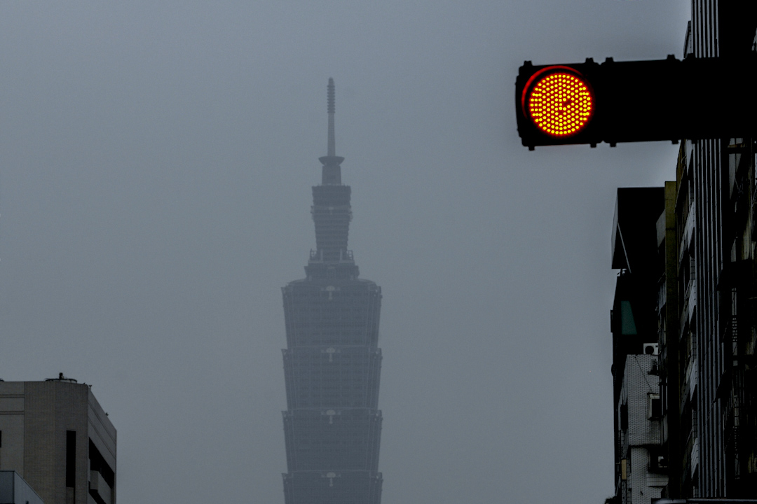 空氣汙染嚴重，台北地標台北101大樓被霧霾遮擋，難以看清。