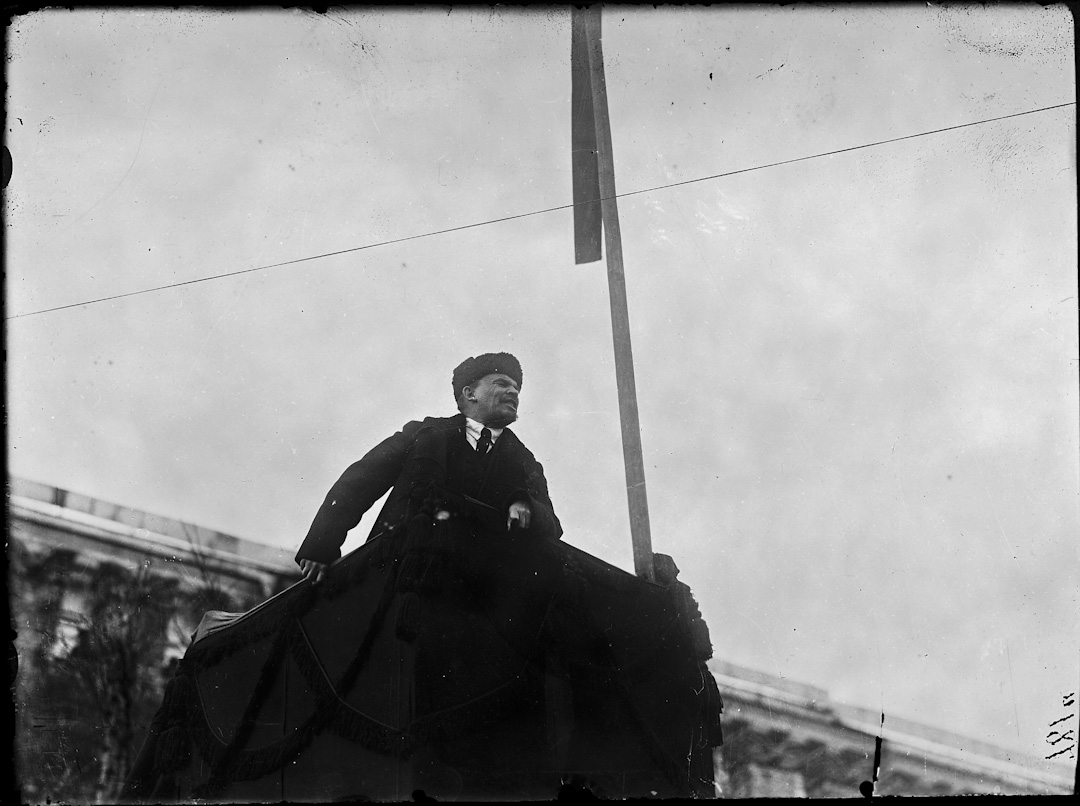 1918年11月7日,列寧在莫斯科紅場發表演講。