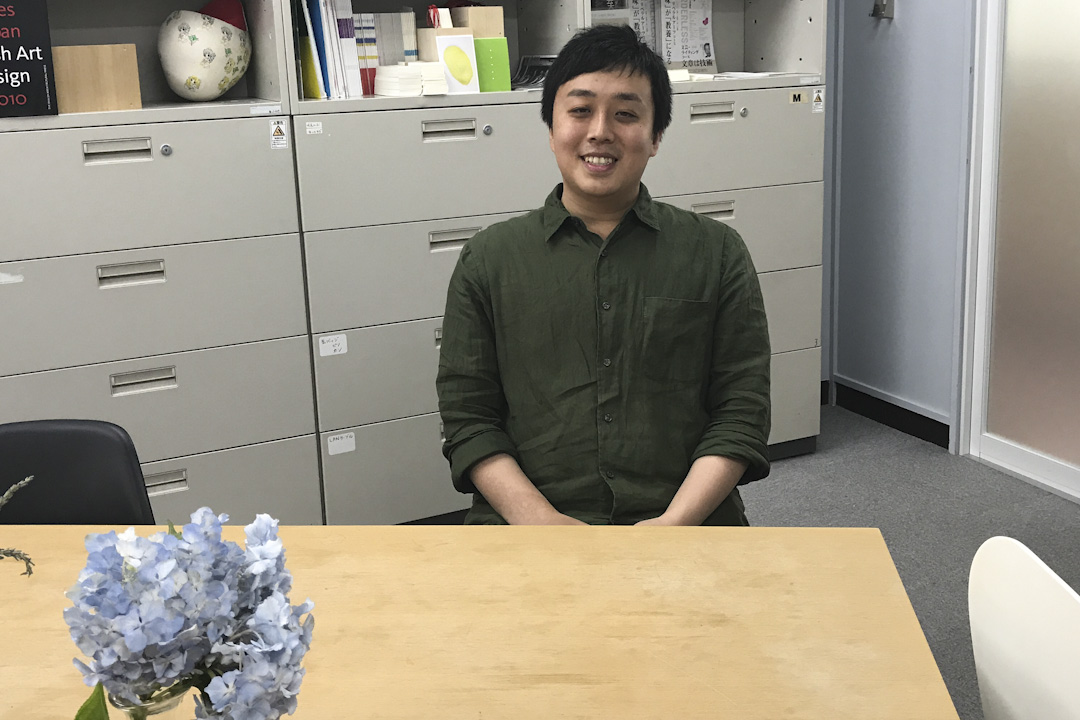 今年三十岁的王昊凡目前执教于名古屋艺术大学。生于北京,在日本长大,近年开始,王昊凡便逐一拜访在日本和海外的寿司店,与不同的寿司师傅、学徒倾谈,随他们走访渔市,参观他们的厨房,观察他们的待客手艺,了解他们从日本到异国的经历与体悟。