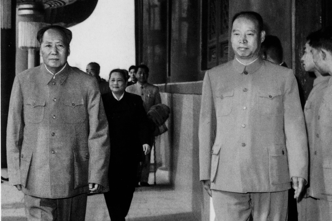 彭真的任職軌跡，基本確定了早期政法委的地位和工作重心。圖為1960年，彭真與毛澤東。