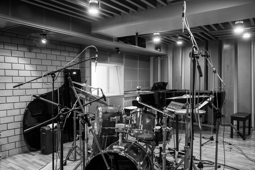 在台北,他工作了三十多年的錄音室「麗風錄音室」在都市更新政策下被拆了。這家位於一棟老舊公寓三樓的錄音室,曾見證過羅大佑《亞細亞的孤兒》出爐,出過李宗盛第一張專輯,錄製過滾石六成以上的唱片,以及陳昇幾乎所有的歌。