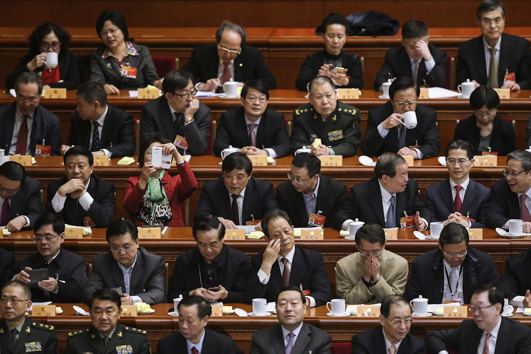 2015年3月13日,中國北京人民大會堂舉行的中國人民政治協商會議閉幕式,共二千多人出席。