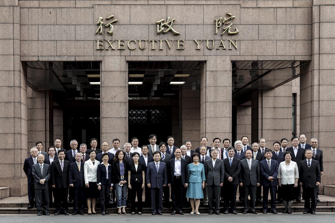 行政院長林全在行政院的大門前與內閣成員拍攝合照。