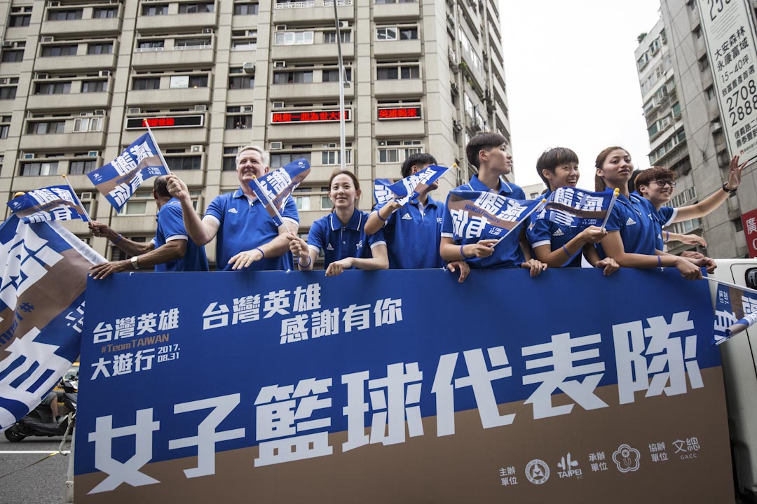 台灣女子籃球代表隊在世大運場上得到銅牌,眾球員參加由中華文化總會特別於協辦「台灣英雄大遊行」。