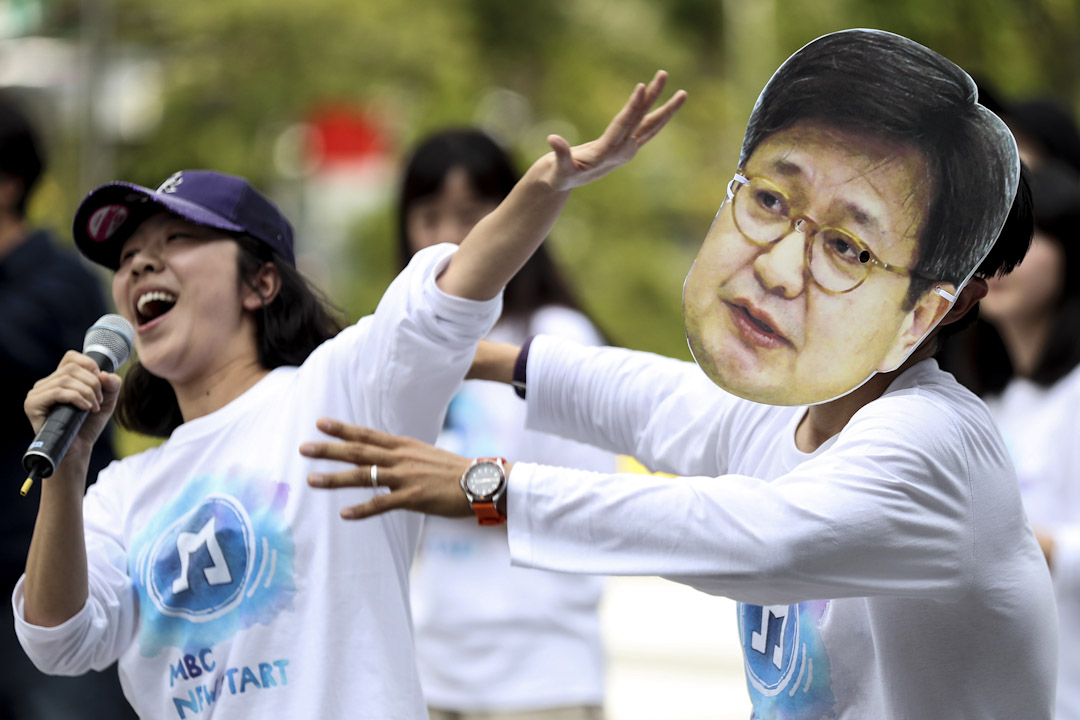 2017年9月4日,韩国MBC电视台与KBS电视台员工因不满新闻制播遭到高层干预,以及权益受到压榨,要求MBC社长金长谦及KBS社长高大荣下台,否则将不会停止罢工。