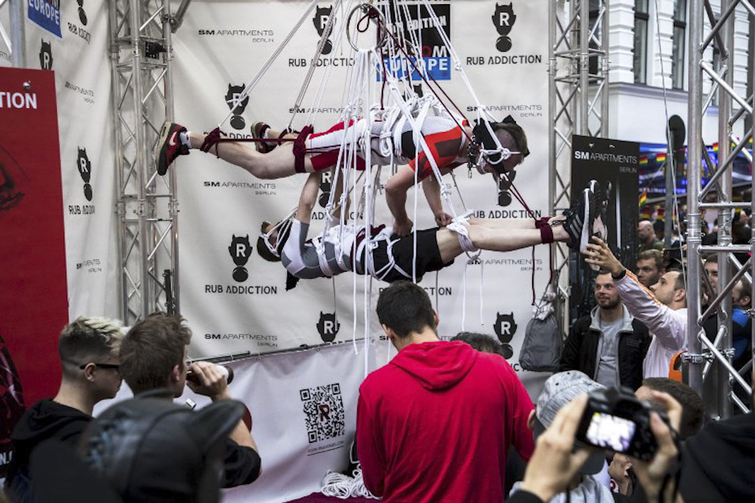 2017年9月9日,德國柏林舉行Europe Folsom Street fair,其中有一個將參加者吊在空中示範性虐待場景的表演環節。
