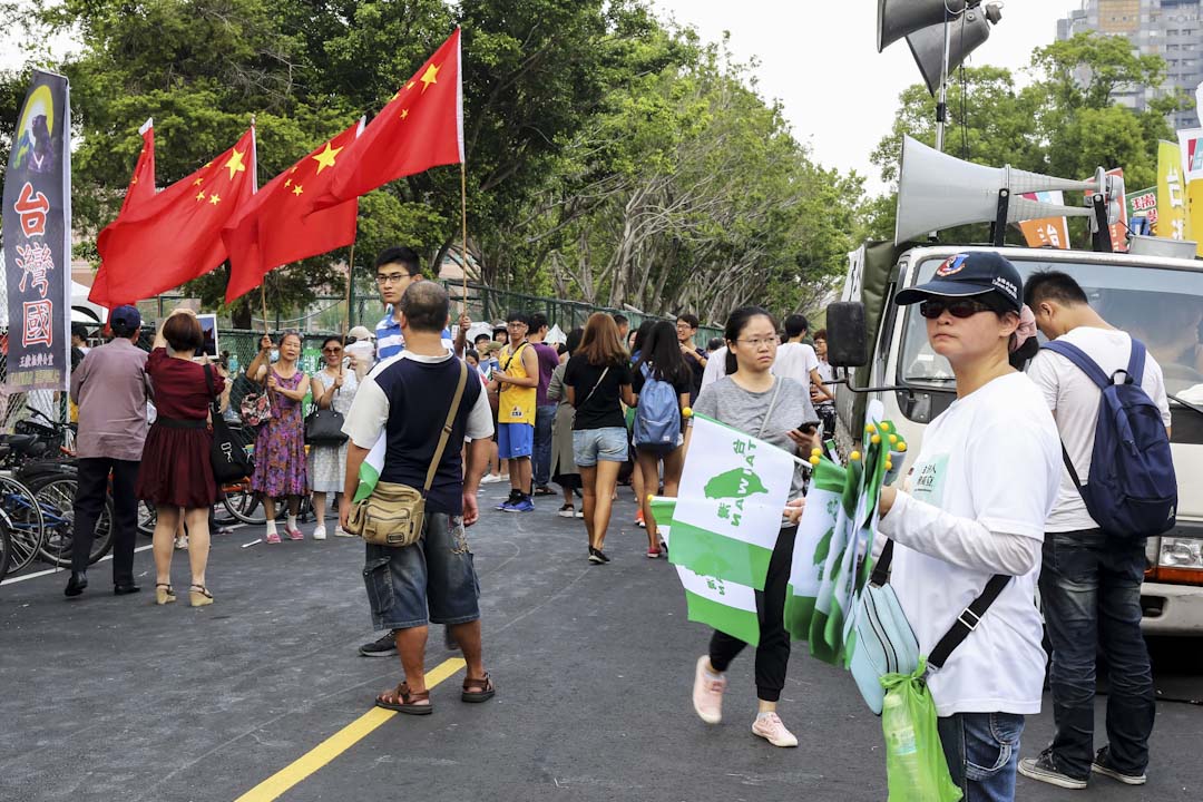 有參與抗議的學生手持「台灣獨立」的綠色條幅,在球場外碰上台灣統派團體「愛國同心會」及「中華統一促進黨」成員。