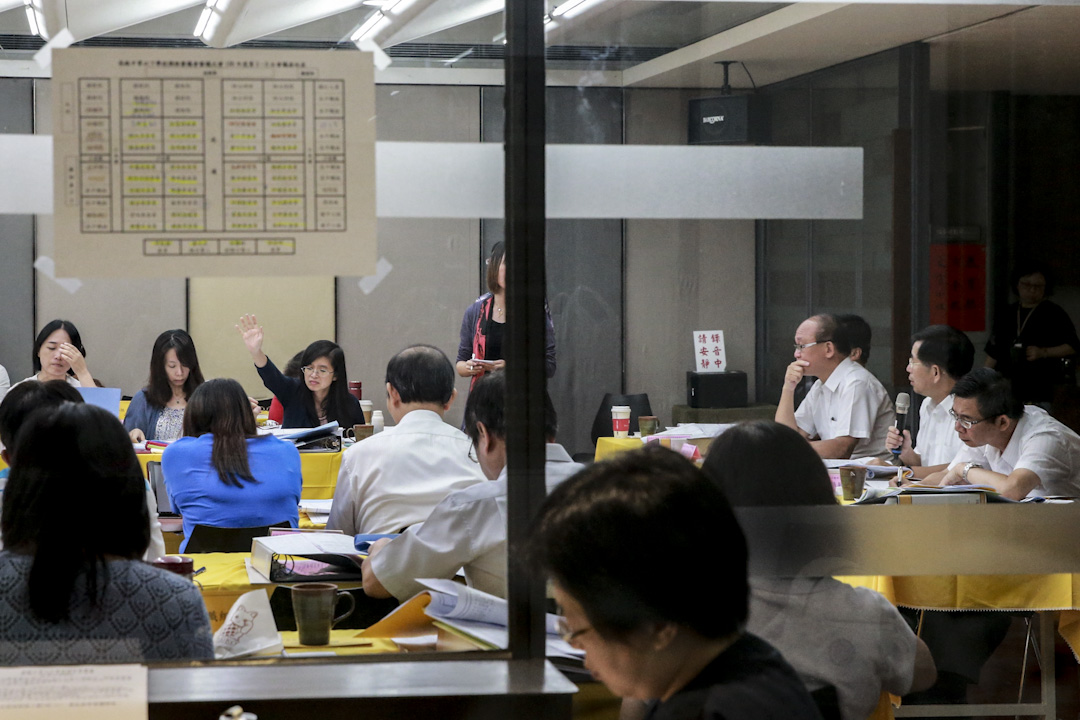 2017年8月27日,台灣「教育部長」潘文忠(右二),主持「高級中學以下學校課程審議會審議大會」,討論受到關注的選文比例,即是文言文的比例是否調降。