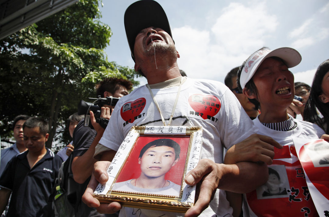 2010年5月26日,富士康跳樓死亡的員工家屬在深圳廠房外陳情,要求賠償及找尋死因。
