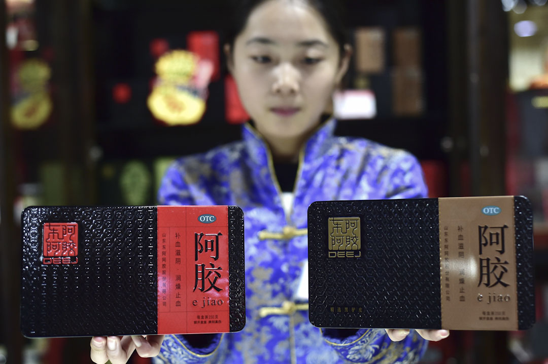东阿阿胶在十年内涨价16次,每250克售价从2006年的25元涨到2016年的1350元,涨幅高达54倍,被称为“中药界的LV”。2016年,这家公司销售收入超过63亿人民币。图为浙江一间药店内售卖的东阿阿胶。