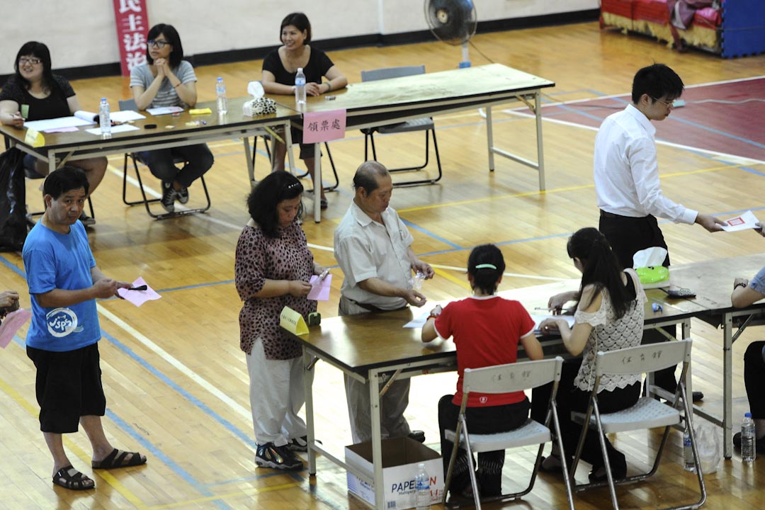 2012年7月7日,馬祖博弈公投,當地居民排隊在馬祖的投票站投票,決定是否在台灣開設第一家賭場。投票結果是同意票勝出,是目前唯一一次「通過」之公投。