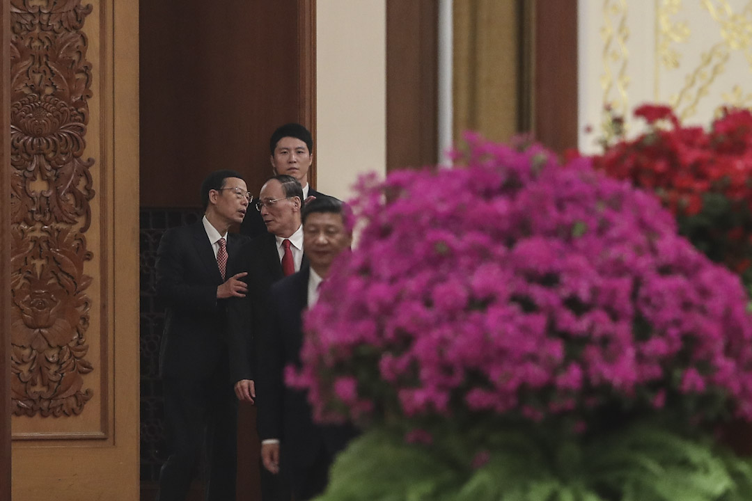 2017年9月30日，中紀委書記王岐山與副總理張高麗出席中華人民共和國成立六十八週年紀念活動，前為國家主席習近平。