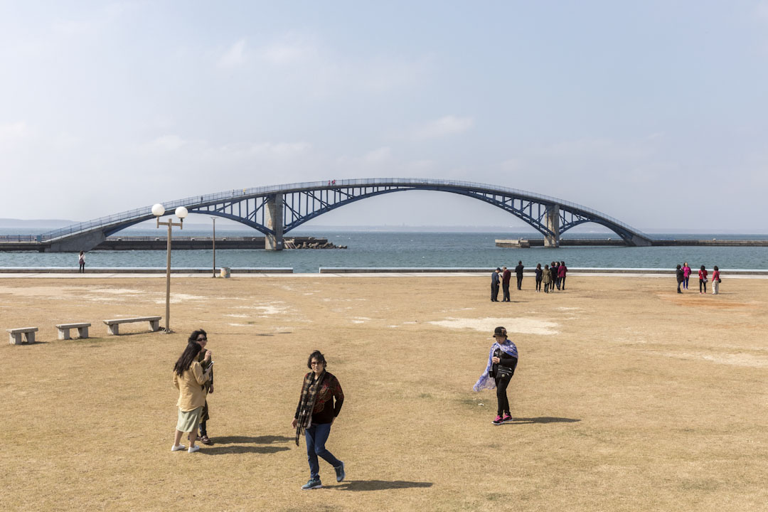 澎湖雖然觀光條件好,但也受到季節限制。夏天的澎湖確實一派悠閒,是三島中最會賺觀光財的,但只要東北季風一吹,遊客就消失無蹤。