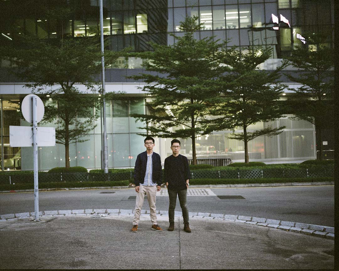 相比黄之锋即便被打趴在地都不忘感召人心,罗冠聪在行动者的路上一直更内向于自我;在监中,前者不忘思考怎么在监狱里搞运动,后者则花时间看书和回顾过去。