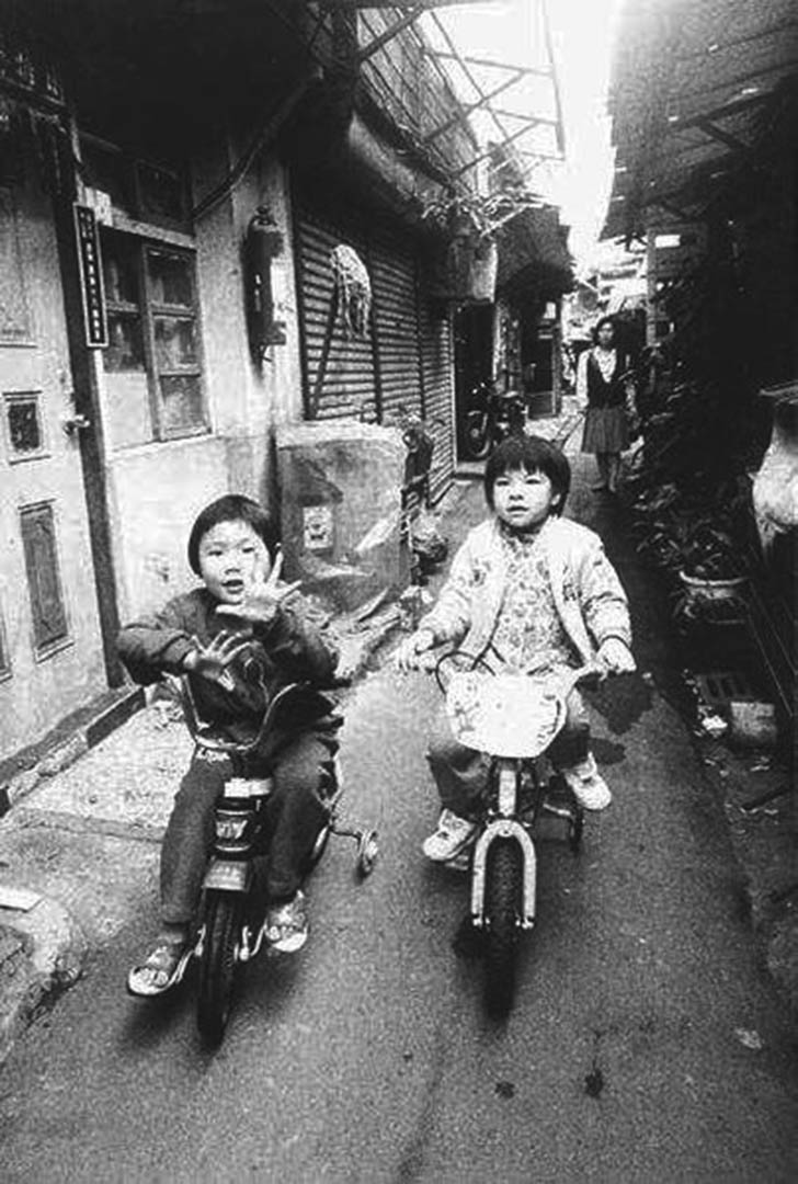 康乐里位于台北的城市中心,却可说是城市里最贫穷的社区。于1997年遭拆迁变成现在的十四、十五号公园。图为当年康乐里的生活画面。