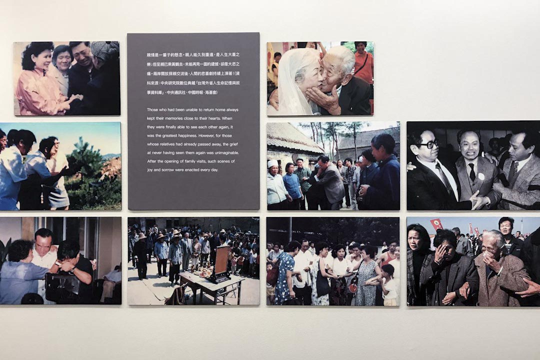一群在台灣的老兵等了近40年，1987年11月2日起，終於得以回大陸探視親人。圖為海峽交流基金會「兩岸交流30週年展覽」所展示的歷史照片。