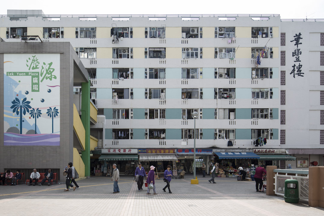 从土地资源的角度出发,香港的公营房屋政策其实是一个赚钱项目来的。有调查指出,通过多层大楼的安置模式,港府只要用三分之一的土地便可清理原来的木屋区。剩下来三分之二的土地,就可以变卖了。图为沙田沥源邨。