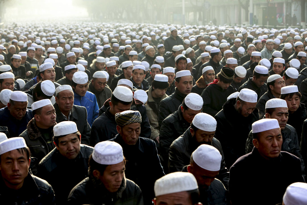 2010年11月16日,青海省西宁的东大清真寺外,穆斯林在听伊玛目的讲话。