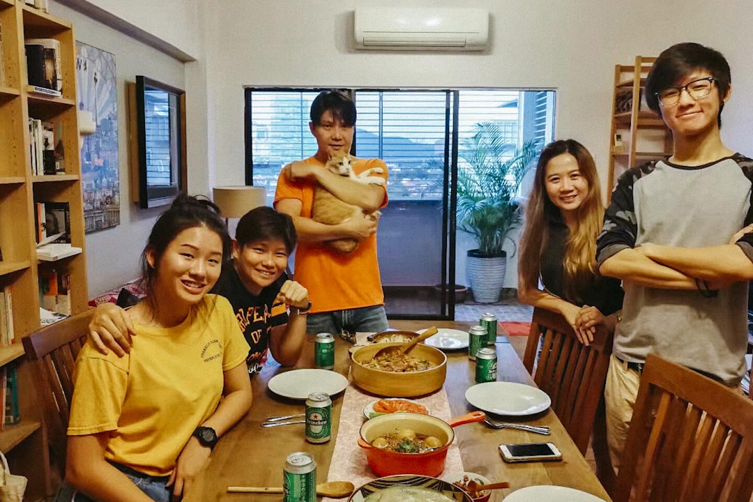 在英国中餐馆打工,因此爱上烹饪,闲来无事喜欢下厨,与家人好友举杯。中间为唐南发。