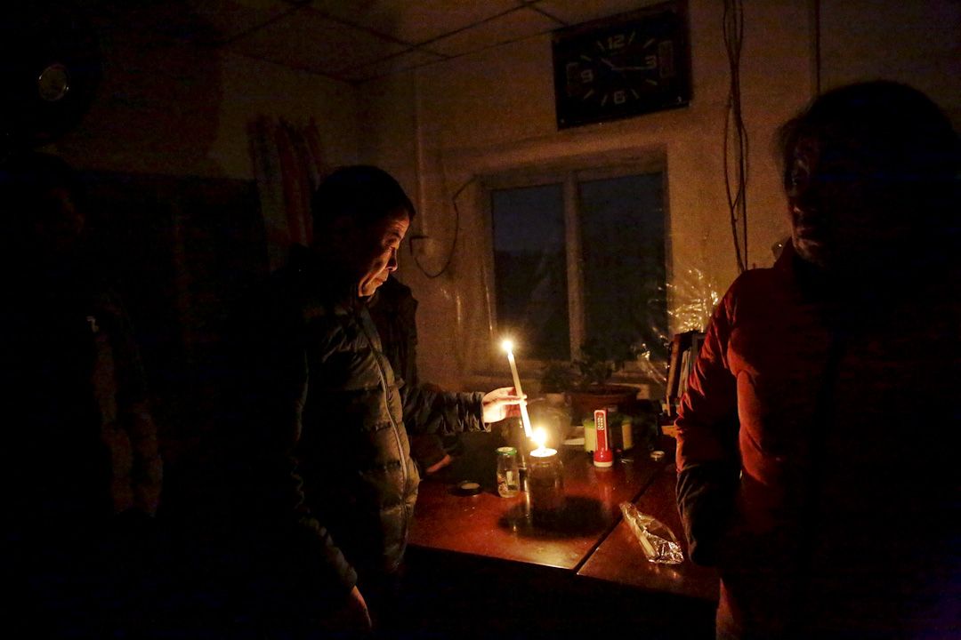 「你們白天誰想陪我去要電?斷了八九天了,18號剛充了4000元的電費,第二天就斷電了」,昏暗的燭光中,興隆公寓的老闆娘張秀芹揮著手詢問來訪記者。一年半以前,來自吉林四平的劉強和張秀芹夫婦從北京二房東手中租下這棟使用面積逾3000平方米的三層簡易樓房,作為興隆公寓出租,據稱租期為18年。公寓共有100余套房間,面積從20平米到60平米不等。張秀芹喊冤說,「村委會才知道每個房子背後的產權,我們從二房東手裡租下來也搞不清楚那麼多啊。」