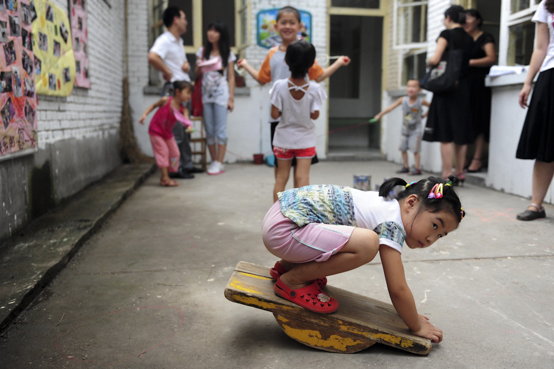 北京一間幼稚園,學童正在校園的院子裏玩耍。