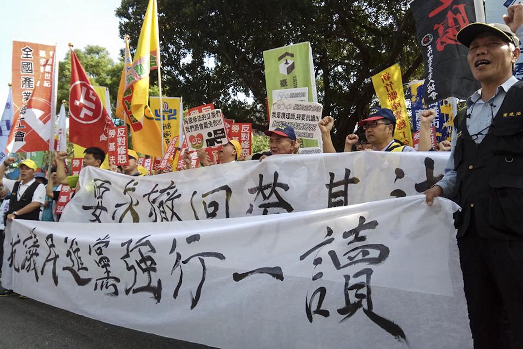劳工团体于抗议民进党政府去年“一例一休”修法时,将劳工七天假砍掉,不到一年又反悔要修劳基法,劳工被砍七天假后,现在又要面临劳基法修恶的过劳折磨。
