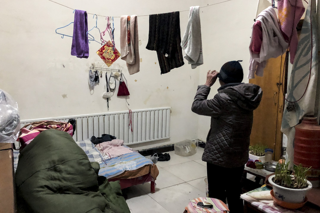 李秀華的房子約15平米,大件的行李已找人幫忙搬走,放在鄉下的大女兒家裏。餘下的凌散傢俱和日用品擺放得有條不紊。