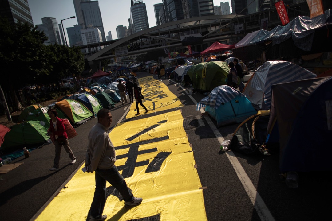 馬嶽:香港民眾仍有兩個根深蒂固的觀念:第一是「獅子山精神」,即對穩定與繁榮的追求,而第二即是要服從法律。所以在佔中時,香港是相當分化的,運動支持度最高時,只有差不多30%。