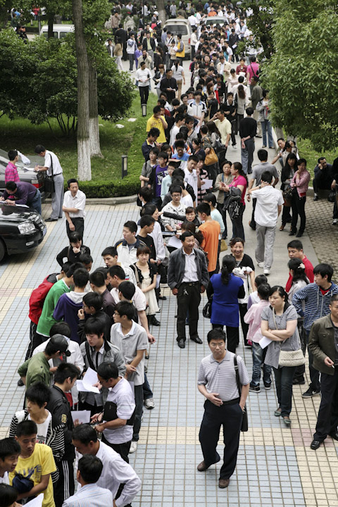 一間幼兒園教師進行招聘,眾多考生在南京幼兒高等師範學校內排隊等候面試。