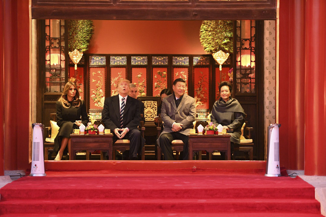 美国总统特朗普11月访问北京之后,连连称赞中国与中国领导人,并多次夸耀自己在北京受到了“别人从没享受过的待遇”。图为2017年11月8日,国家主席习近平与夫人彭丽媛陪同美国总统特朗普及第一夫人梅拉尼娅到故宫看京剧表演。