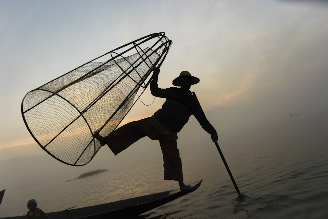 茵萊湖(InleLake),漁民在霧中使用古老的技術在淺水中捕魚。