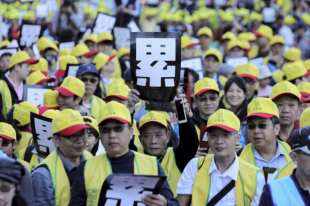 “反劳基法修恶大游行”,主办单位估有逾1万人参加,群众高举手中“终止过劳”、“累”标语发出怒吼。