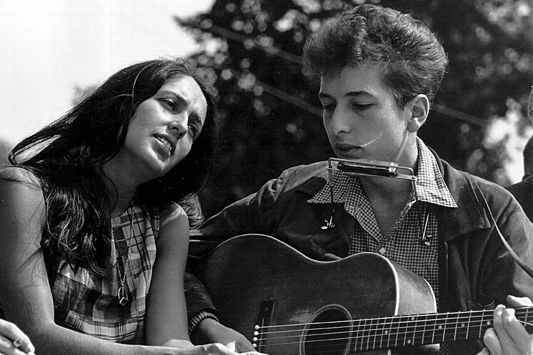 1963年8月28日,民謠歌手 Bob Dylan與Joan Baez在華盛頓舉行的民權集會上表演。