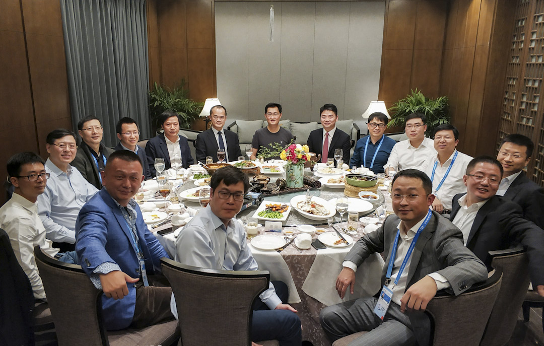 2017年的乌镇饭局,集合以马化腾为核心的中国半壁互联网江山。马化腾后排居中,除王兴外,其右手边是业界友好,右起王兴(美团)、雷军(小米)、张一鸣(今日头条)、沈南鹏(红杉资本)、杨元庆(联想)、陈生强(京东金融)、朱啸虎(金沙江创投) 、姚劲波(58),左手边才是“自己人”,依次是刘强东(京东)、张磊(高瓴)、程维(滴滴)、宿华(快手)、王晓峰(摩拜)、王慧文(美团)、周源(知乎)。