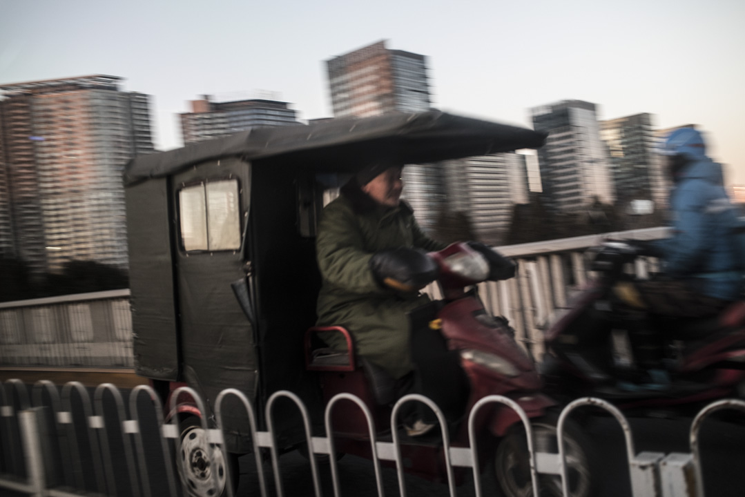 从空间上来说,驱逐与清理的直接视觉效果,是城市空间大大地“中产化”了,而坐食地租的有房产的城市人,也成为人心惶惶的北风中最大的受益者。