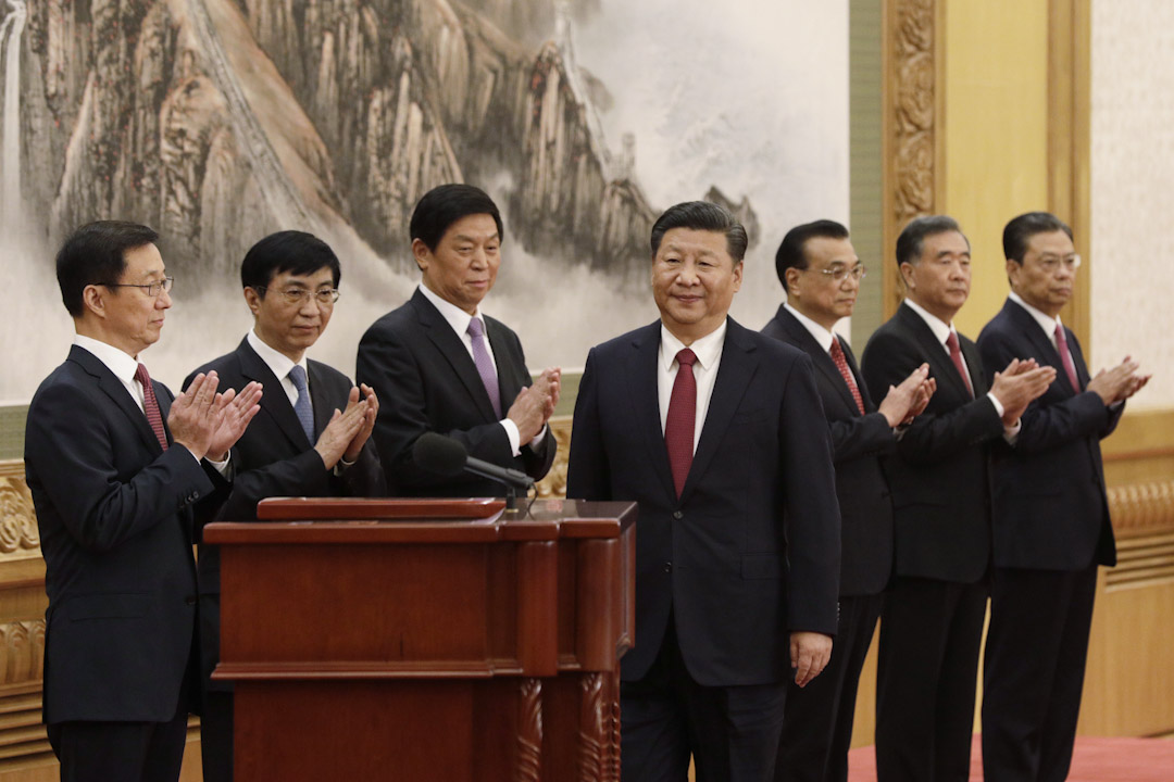 中共十九屆一中全會選出新一屆政治局常委及委員。連任中共總書記及中央軍委主席的習近平，率領其餘6名常委於人民大會堂會見中外傳媒。