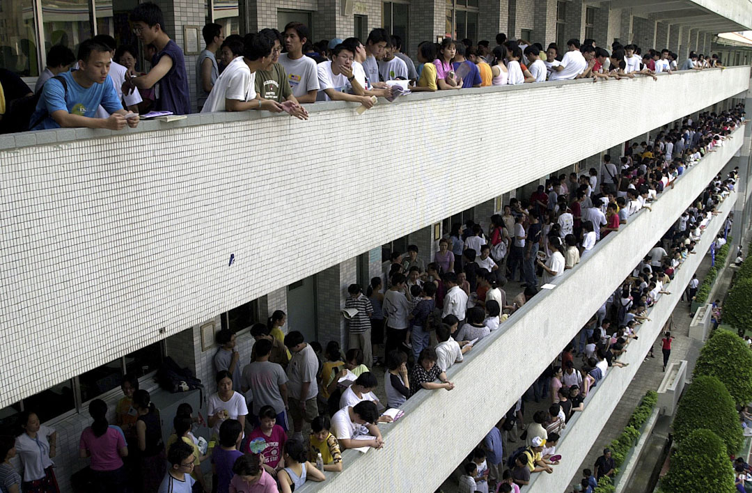 台灣的教育現場，充滿高庶務勞動、高師生比、低薪資報酬的普遍狀況。圖為台北一所中學，高考學生準備考試情況。