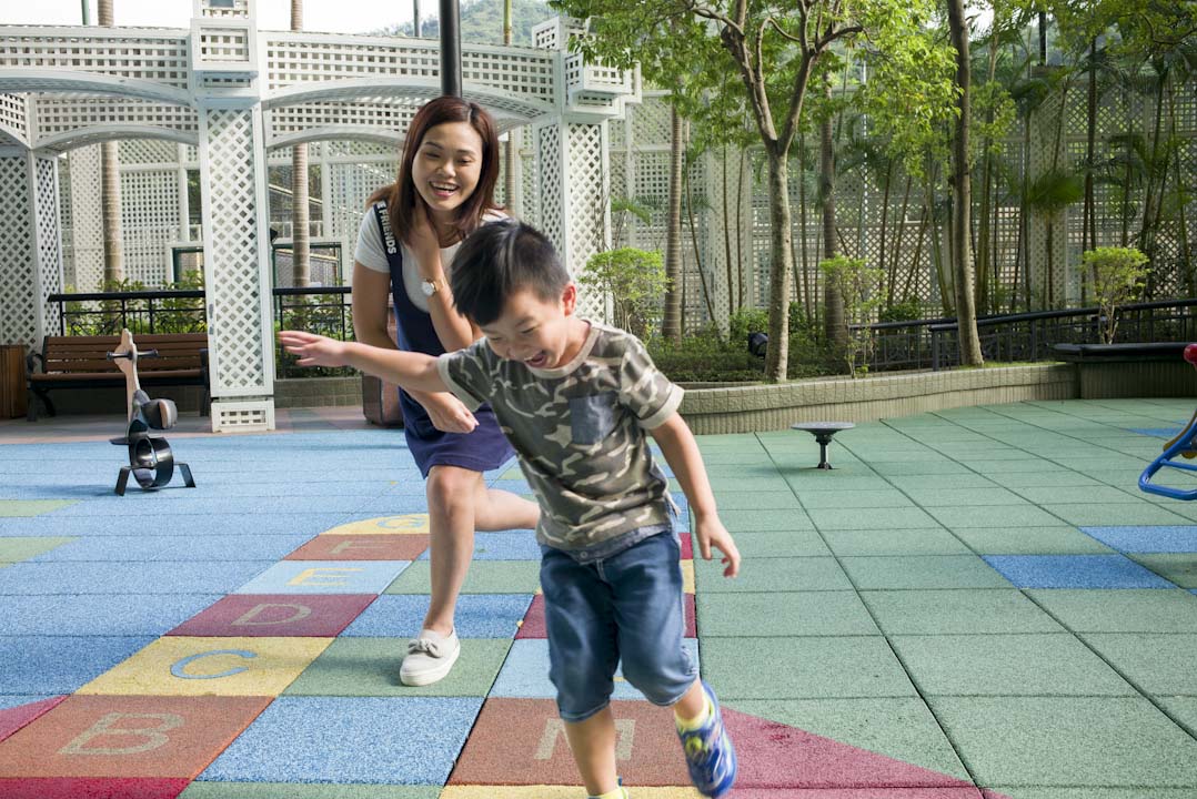 有一女一子的家長張文青,與即將升選小一的小兒子在遊樂場玩耍。張文青自己也沒有讀大學,也相信要讀學位,不一定要通過 DSE,孩子將來想讀,總有機會可以再讀。