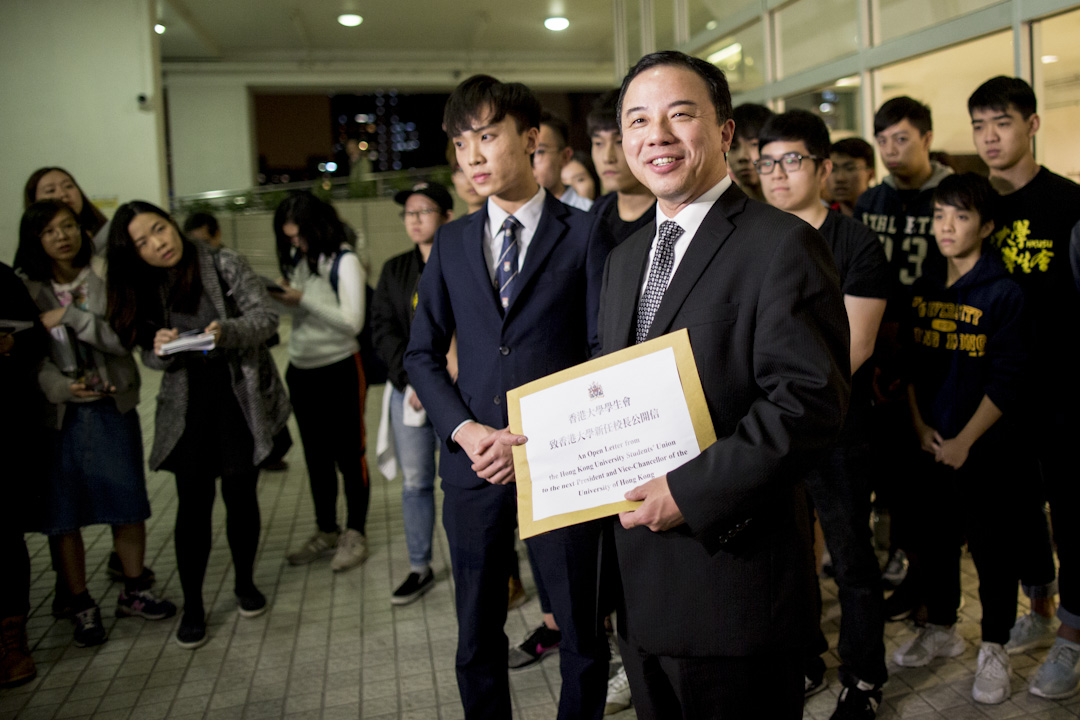 2017年12月15日,學生會會長黃政鍀在記者會後,與約20位學生向張翔遞交公開信,要求他能捍衛學術自主。