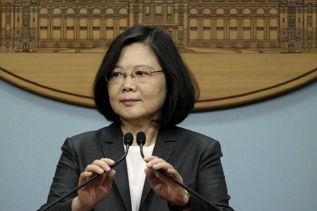 台灣總統蔡英文政府自2017年年5月就職以來，就開始推進另一波年金改革方案，大大影響了國民教育第一線的老師們，退休金減砍，老老師延退、新老師難進，學校新陳代謝機制不良。