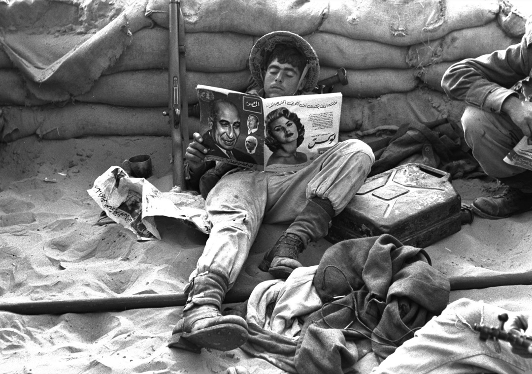 1956年11月,時值第二次中東戰爭,以色列第一次佔領蘇伊士運河地區時,一名以色列士兵閱讀在被佔領的埃及陣地中找到的阿拉伯語雜誌。