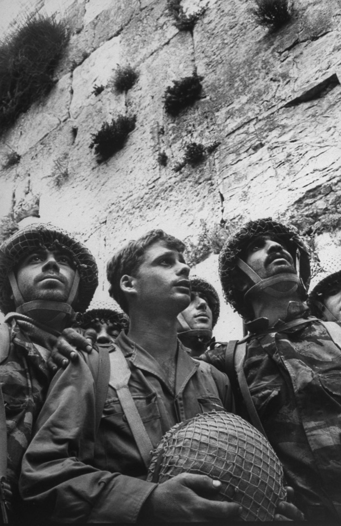 1967年6月9日,以色列士兵站在耶路撒冷舊城區的哭牆前,在此之前耶路撒冷歸屬約旦統治,不容許猶太人到哭牆禱告,哭牆無人哭達19年之久。從「六日戰爭」以後,以色列士兵在哭牆前祈禱的畫面便深深地刻在以色列的國家意識中,耶路撒冷成了狂熱的宗教崇拜中心,它作為象徵的重要性被強化。