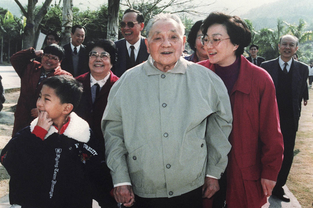 鄧小平1992年發表南巡講話，身份就是一個普通的中共黨員。圖為當年鄧小平在深圳特區南巡。