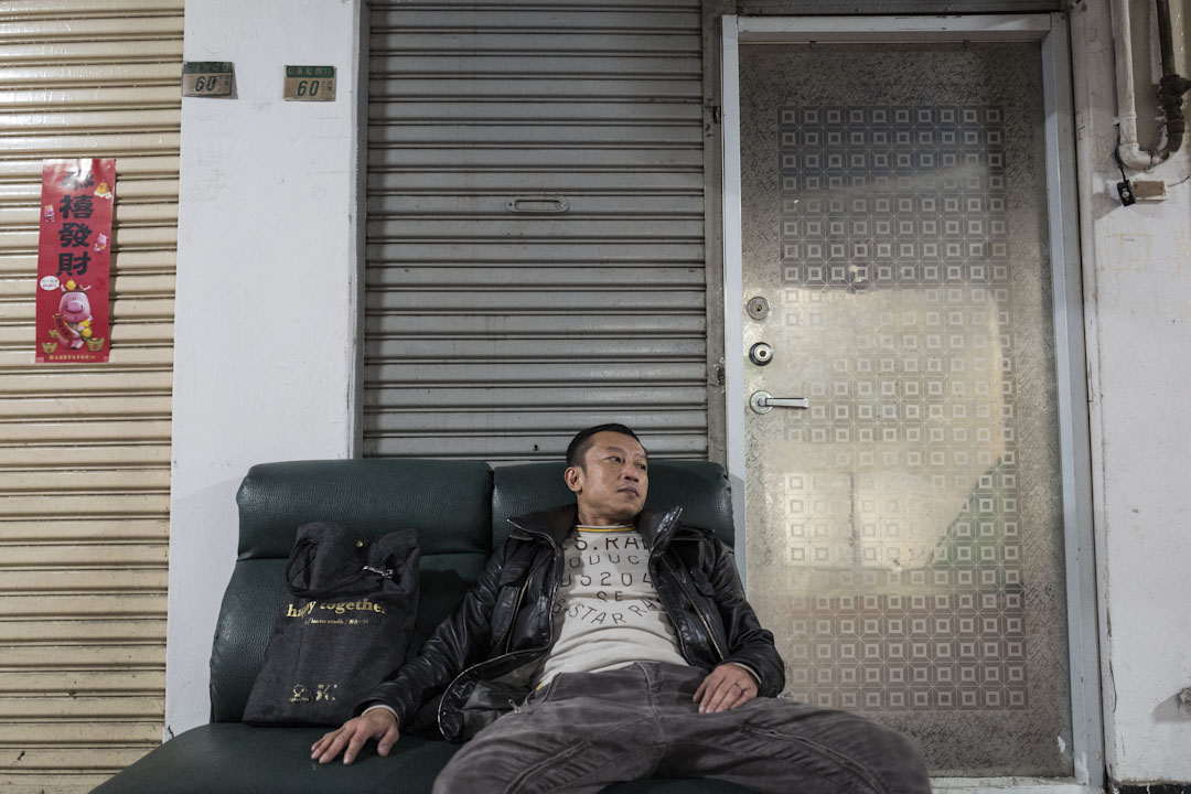 楊雅喆的童年,在住了20幾口的老平房度過。爸爸是算命師,於是楊雅喆的童年有了風水、葬禮、算命等場景,連放學後的娛樂,也與眾不同。