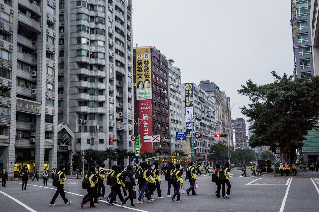 光是老師們的「汰舊換新」並無法保證良好的教學，「汰差換好」才能真正確保教學品質。圖為2016年1月，總統選舉期間，學生正在過馬路。